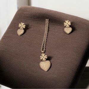 Gorgeous costume jewelry set!Plated in 18k gold!